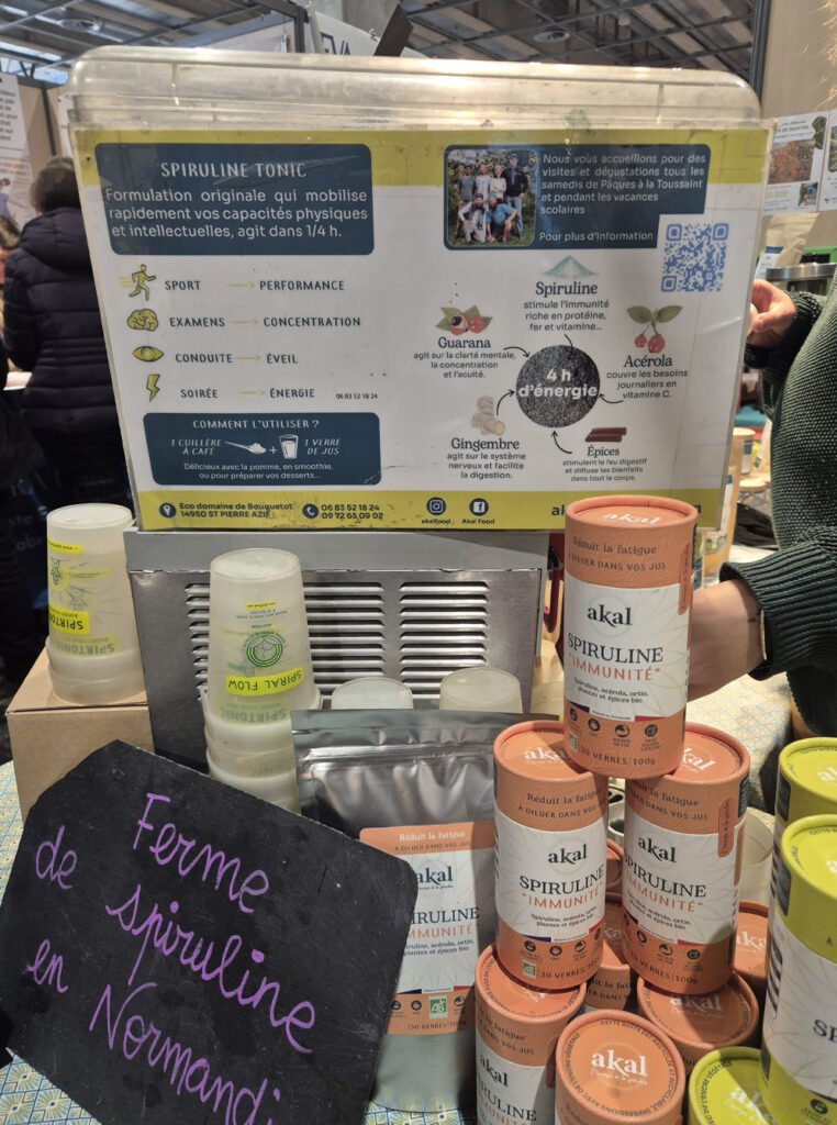 Photo présentation Akal Spiruline par Ya'Care Salon du bien-être 2025
